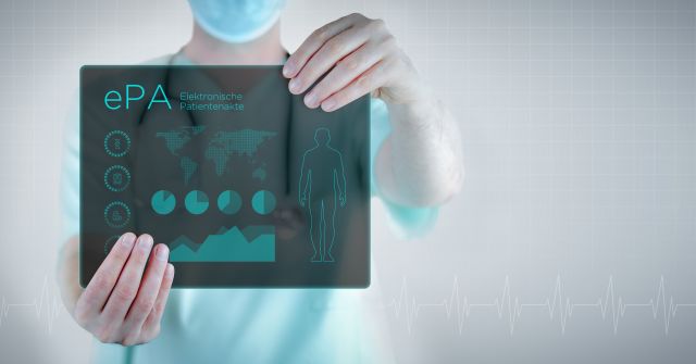 Abstrakte Darstellung einer elektronischen Patientenakte als Röntgenbild in der Hand eines Arztes.